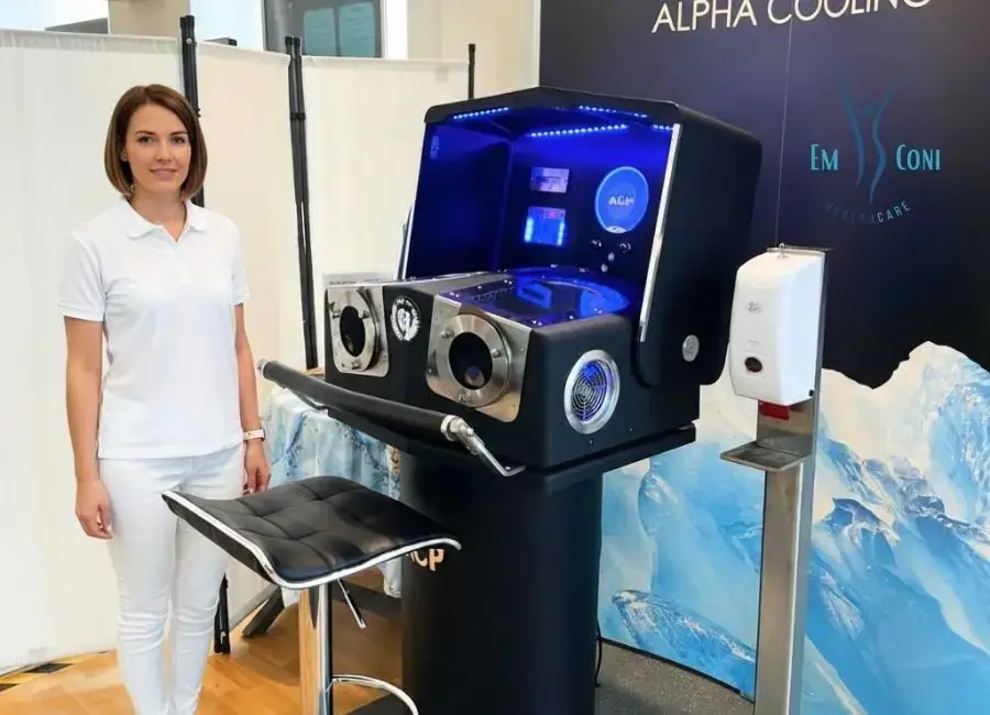 Alpha Cooling Gerät mit medizinischer Mitarbeiterin bei EMCONI Health Care in Wien